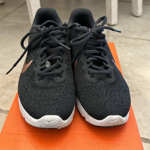 Black Nike mesh sneaker with metallic swoosh - Picture 2 of 7